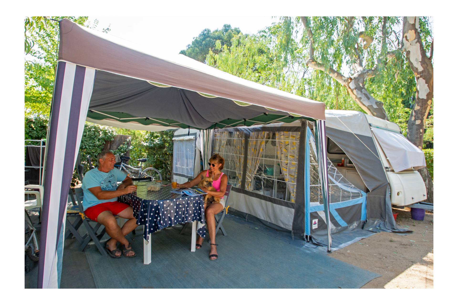 des emplacements pour tentes  caravanes et camping cars